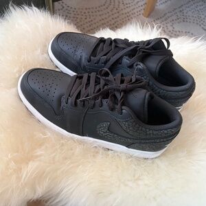 Nike Jordan 1 low SE. perfect condition.